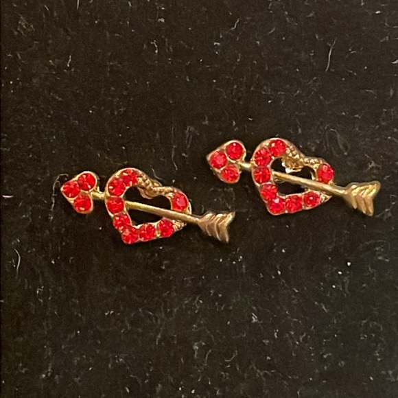 0.5” mixed metal gold tone heart & arrow stud earrings 7 prong set red crystals - Picture 2 of 10